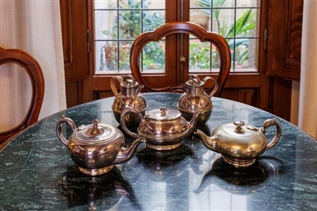 Due caffettiere e tre teiere in metallo argentato
