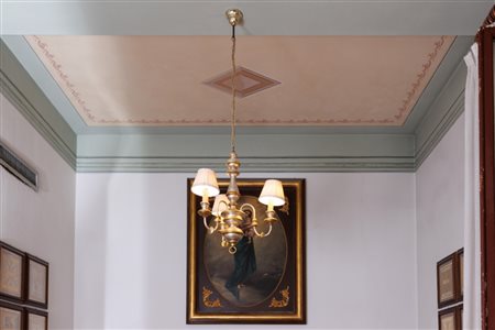 Coppia di piccole lumiere in legno intagliato e argentato