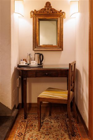 Tavolino scrivania con sedia in legno dolce