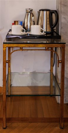 Tavolino in ferro battuto e dorato