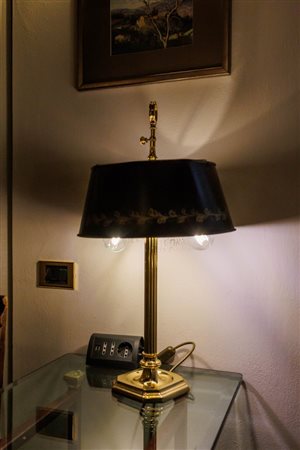 Lampada da tavolo a colonna scannellata in ottone con paralume in tole verde