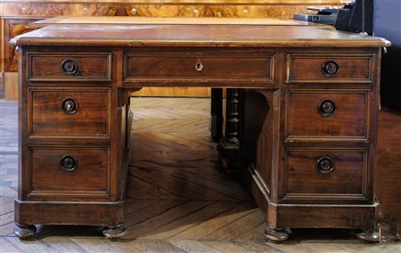 Scrivania da centro in noce