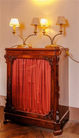 Piccola vetrina in palissandro intagliato