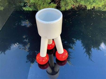 Ettore Sottsass Vaso, 1997;In ceramica bianca con 3 cerchi rossi, edizione...