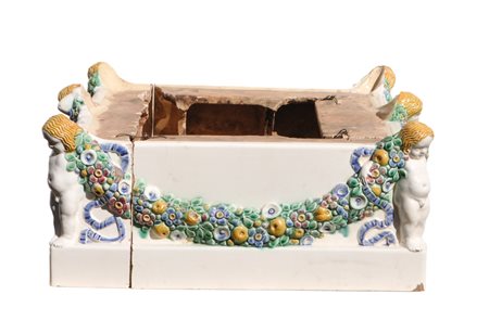 Michael Powolny Alzata per stufa con putti e ghirlande;Ceramica smaltata, 4...