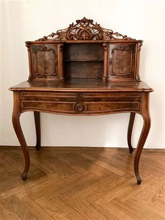 Anonym/Anonimo Scrivania Chippandale;In radica di noce, 108 x 68 x...