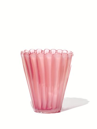 VASOProduzione: Segusoin vetro rosa, corpo a corolla costolato, bordo...