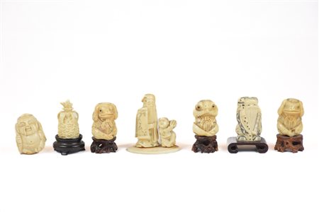  
Lotto di sette sculture in miniatura Fine XIX - Inizi XX secolo
Osso Diverse (circa 6 x 6)
