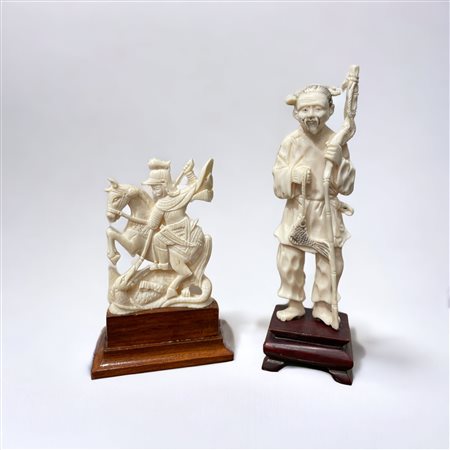  
Coppia di figurine scolpite seconda metà XX sec.
 8 e 11 cm altezza