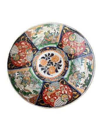  
Piatto  Fine XIX - inizi XX secolo
porcellana policroma diametro: 46