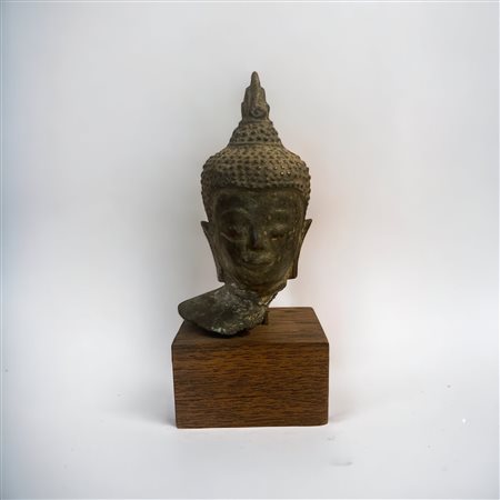 
Testa di Buddha manifattura thailandese XIX sec.
 10 x 3 cm senza base