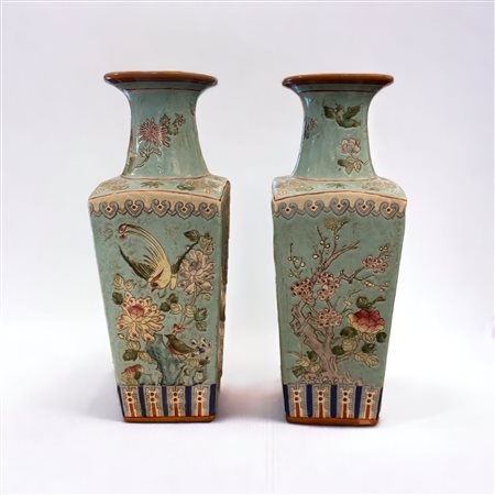  
Coppia di vasi  Cina - prima metà del XX secolo
porcellana 38 x 14