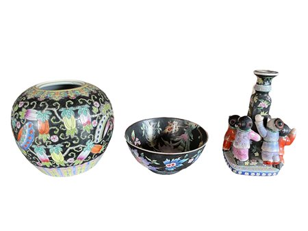  
Miscellanea di due vasi e un porta candela  Manifattura cinese - XX secolo
 