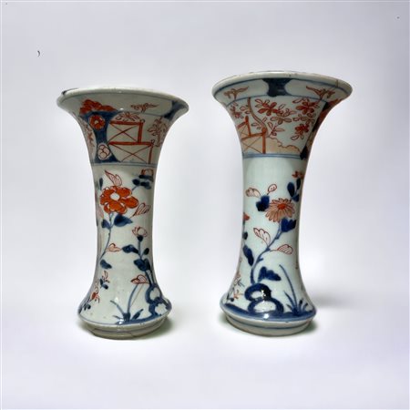  
Coppia di vasi a tromba Manifattura giapponese - fine XIX secolo
porcellana 17 x 10 cm base 6 cm