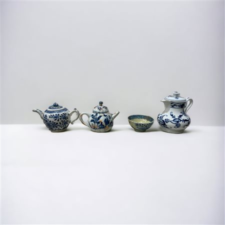  
Lotto di 4 oggetti in ceramica bianca 
 Forme e dimensioni diverse