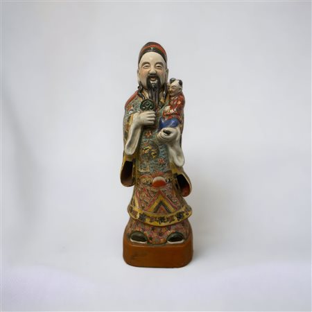  
Figura di divinità orientale con bambino Cina, meta XX secolo
 52 H cm