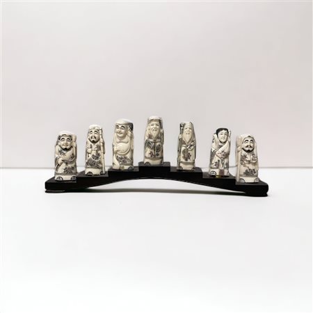  
Set di 7 statuine orientali XX secolo
osso 