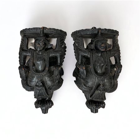  
Coppia di mensoline da parete Manifattura orientale, XIX secolo
 24 x 39cm