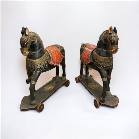  
Coppia di cavalli Estremo oriente, XX secolo
legno 100 H cm x 95cm