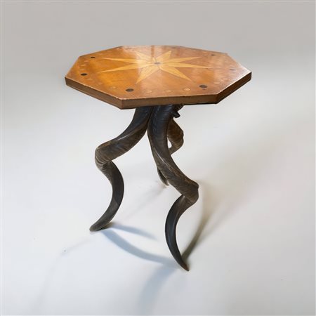  
Tavolino ottagonale prima metà XX secolo
 72 x 46,5 cm