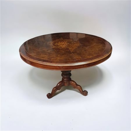  
Tavolo circolare Prima metà XX secolo
 77 x 109 cm