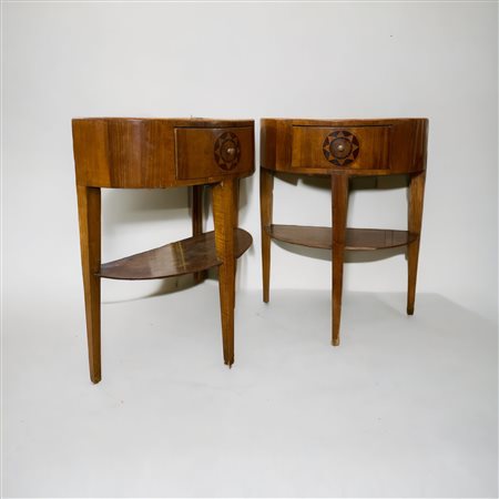  
Coppia di tavolini a mezzaluna Manifattura Italiana, inizi XX secolo
 74 x 61 x 27cm