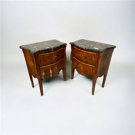  
Coppia di comodini manifattura italiana, metà XX sec.
 57 x 45 x 27 cm