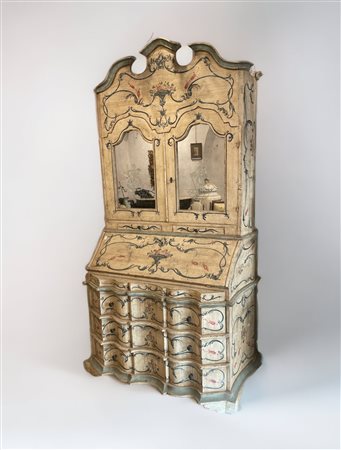  
Mobile a due corpi Manifattura veneta fine XIX - inizi XX secolo
 265 x 150 x 68cm