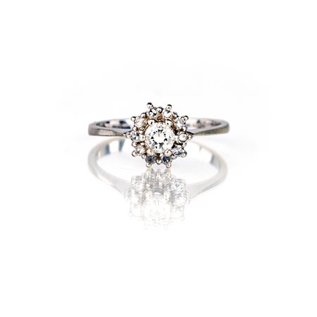 Anello a fiore in oro e brillanti