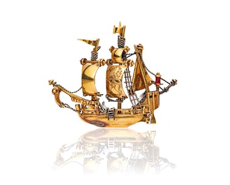 Spilla a caravella in oro