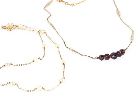 Coppia di collane in oro perle e granati.