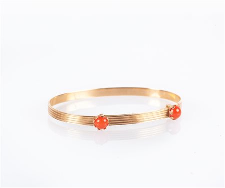 Bracciale rigido in oro con 2 sfere in corallo