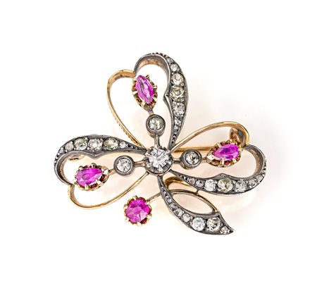 Spilla pendente a foglia in oro rubini e diamanti