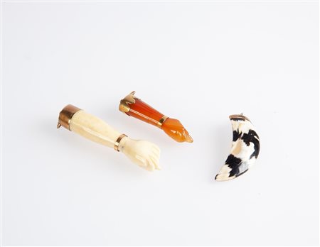 Set di tre pendenti scaramantici in oro a basso titolo