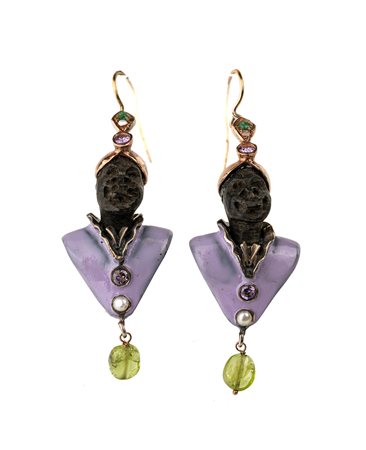 Coppia di orecchini moretti in oro, smalto, diamanti e pietre.