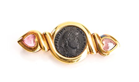 Spilla con moneta in oro e tormaline
