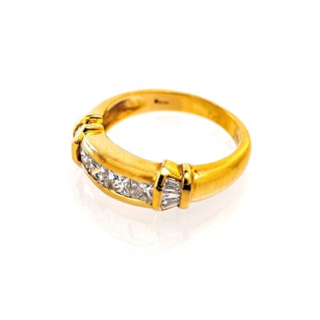 Anello in oro e diamanti.