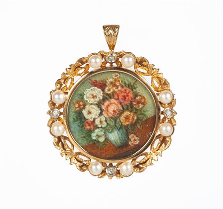 Pendente spilla in oro  con miniatura, perline e brillanti. 