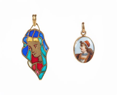Coppia di pendenti in oro e smalti