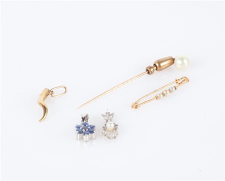 3 pendenti, 1 spilla da balia in oro perle e pietre preziose e 1 spillone in oro e metallo.
