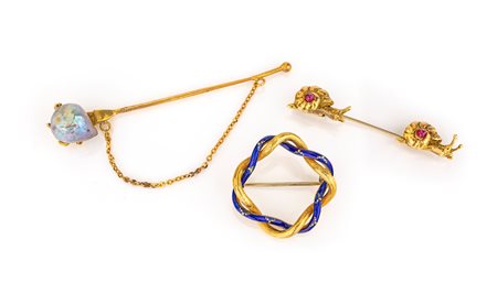 Gruppo di tre spille in oro, smalto e pietre