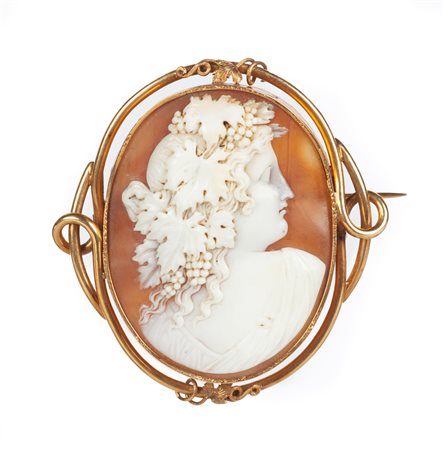 Spilla in oro e cammeo