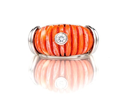 Anello in oro, corallo baccellato e brillanti