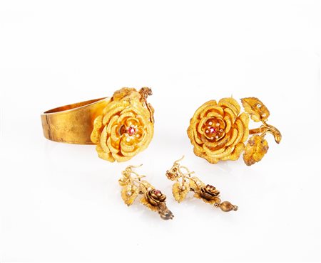 Parure antica di bracciale, spilla e orecchini in oro.