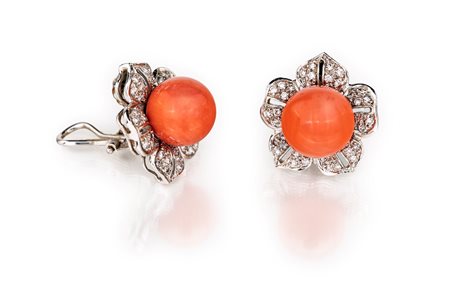 Orecchini a fiore in oro, corallo e diamanti