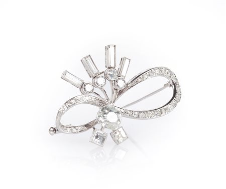 Spilla degli anni '50 in oro bianco e diamanti.