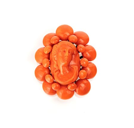 Spilla antica in corallo e oro