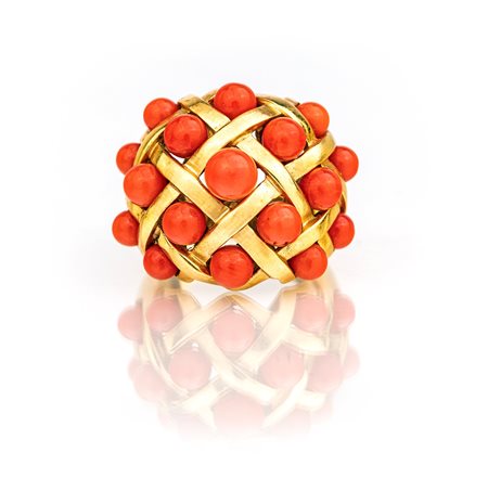 Anello a cupola in oro e corallo rosso