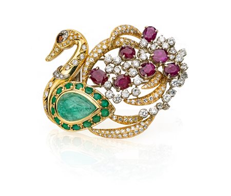 Spilla a cigno in oro, brillanti, rubini e smeraldi.