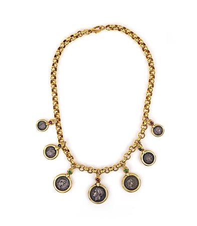 Collana in oro, monete, zaffiri, smeraldi e rubini cabochon e brillanti